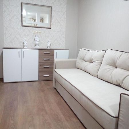 Two-Bedroom Apartment In The Center Khmelʼnytsʼkyy Exteriör bild